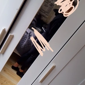 Svart croppad jacka - Säljer en svart hoodie med långa armar