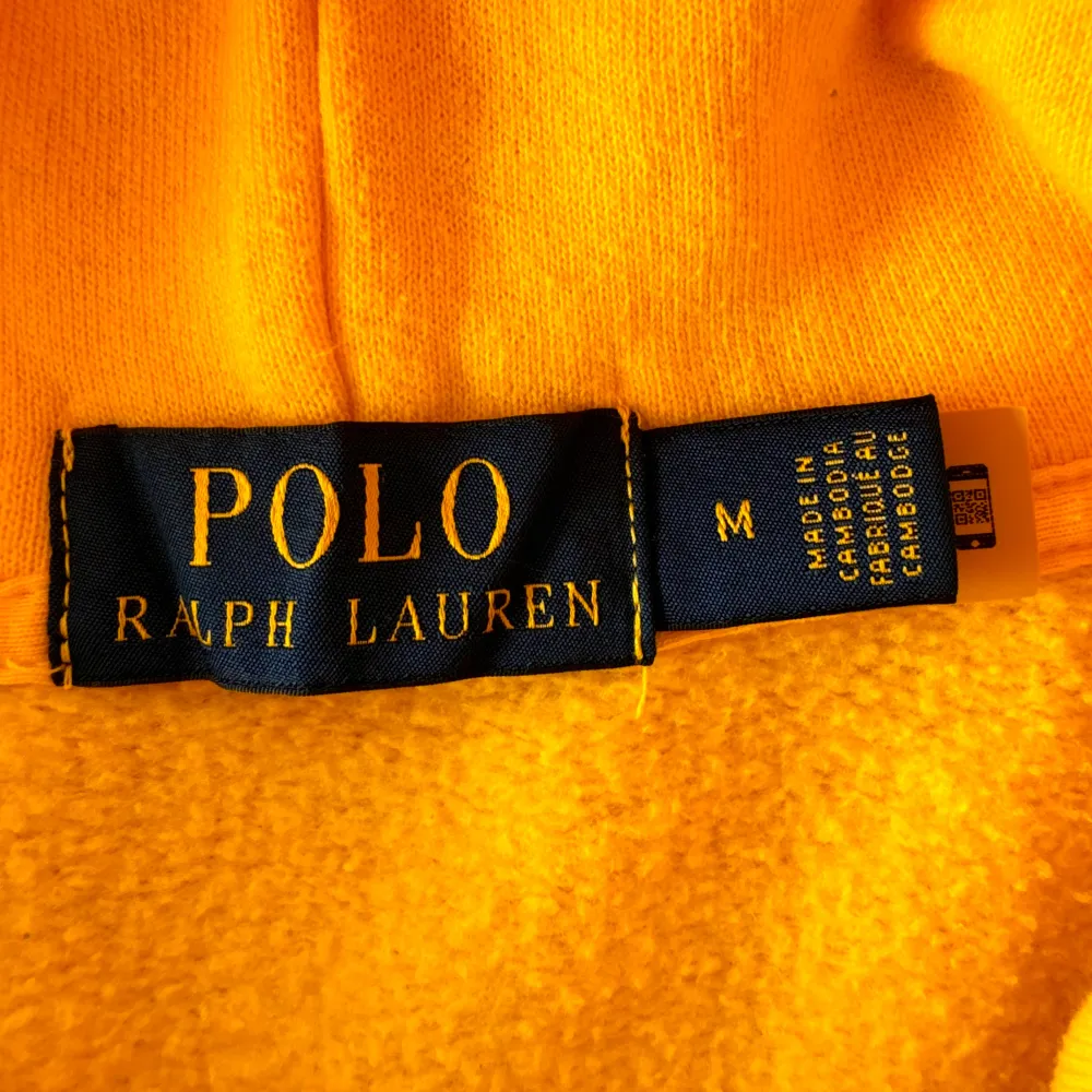 En fett fet och unik Ralph lauren Hoodie! ✌️på Hoodien står det passformen M, men den passar XS och S. Ny priset på tröjan är 2500kr, men säljer den för 580kr (kan diskutera ett annat pris) Den är i jätte bra skick 10/10🎉👍 . Hoodies.