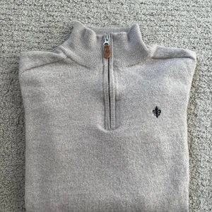 Morris Half Zip - Säljer denna morris half zip pågrund av att den blivit för liten i tvätten, det är storlek S men skulle säga att det har blivit xs. Personen på bilden är 175. Tröjan är inte använd många gånger, den är i nyskick!