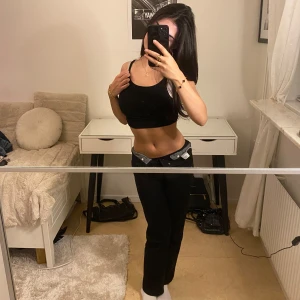 Levis midrise straightleg jeans svarta  - Svarta midrise straightleg jeans från Levis, jättebra kvalitet på byxorna och super snygga, knappt använda, inga defekter ❤️🖤