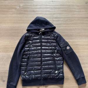 Moncler cardigan  Skick 9/10 Size L Kvitto o tags finns 