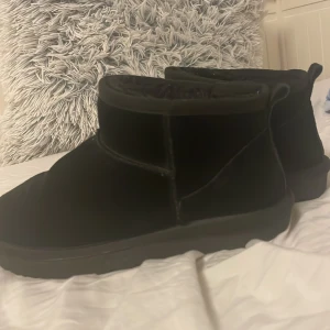 Svarta boots från Sofie Schnoor - Säljer ett par svarta boots från Sofie Schnoor. De är i bra skick och har en stilren design med en robust sula. Perfekta för höst och vinter!