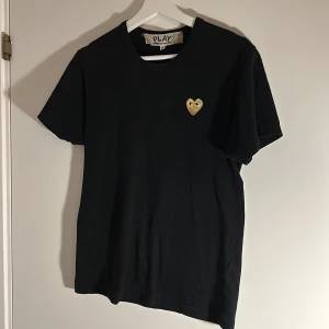Commes de garçons t-shirt - Säljer nu denna feta CDG-tisha pga att jag har växt ur den. Skick 10/10 då den knappt är använd pga att den är för liten. Priset är inte satt i sten, kom med prisförslag!