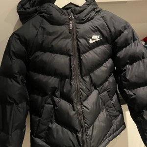 Nike jacka  - Säljer denna Nike jacka. Köpt för 1000 kr. Ny skick och inga direkten. ❤️ kontakta mig om ni är intresserade eller har frågor 💕(stor i storleken har 158 vanligt vis och den passar fortfarande)