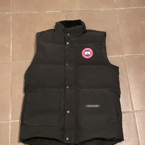 Canada goose vest - Tjenare, säljer denna vest pågrund av att den är för stor på mig runt midjan. Den är perfekt till  vintern/hösten den värmer bra och är snygg pris 1300kr men det är inte hugget i sten. Köpare står för frakt 