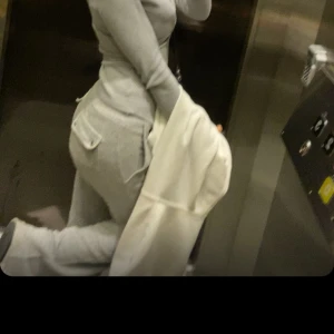 Juicy byxor  - Gråa Juicy couture byxor. Använda kanske 4-5 gånger. Säljer för 700kr (pris går att diskutera) kommer inte till mycket användning men dem e väldigt bekväma. 