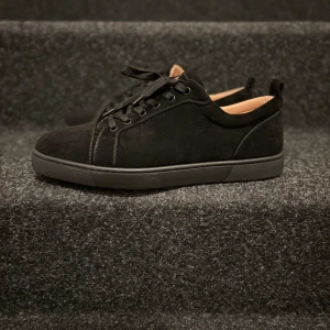 Christian Louboutin svarta - Säljer nu mina svarta loubitins utan spikar för dem inte passar min stil. Köpta för 2000 kr och är i storlek 43. Kvitto och box kommer med.Pris ej hugget i sten. Dom är i bra skick.