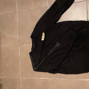 Ea7 sweatshirt  - Tjena, säljer denna tröja på grund av att jag har växt ur den.