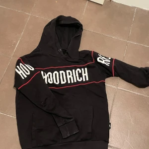 Hoodrich hoodie - Tjenare, säljer denna hoodie pga att jag har växt ur den. Den är ovanlig, byxorna finns också om du vill köpa hela dressen. 400kr för tröjan, 700kr för hela dressen.
