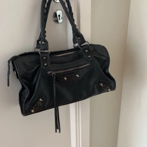 Väska  - Jag säljer min superfina väska som köptes för ca 4 månader sedan, inga synliga tecken på användning, inget på väskan har lossnat eller gått sönder heller. Gör gärna av dig vid frågor och funderingar💗💗