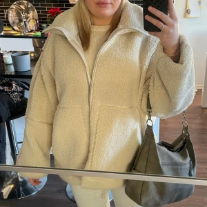 Teddy jacka  - Vit/beige jätte söt Teddy jacka. Den är oversized i modellen. Kan användas både höst och vår 
