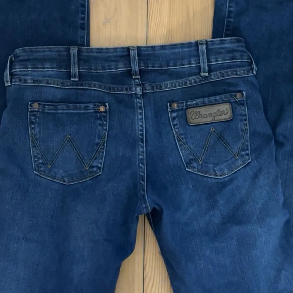 Wrangler jeans som tyvörr är lite för korta för mig❤️ Midjemått: 38 cm rakt över Innerbenslängd: ca 74 cm Skriv för fler frågor eller funderingar. Jeans & Byxor.