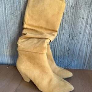 Gula boots/stövlar - Säljer dessa jätte fina stövlar/boots som är lite veckade och helt i nyskick då dom är för stora för mig.
