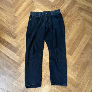 Ett bara snygga vailent jeans i storlek M. Jeansen har inget slitage eller defekter, Org pris 800kr. 