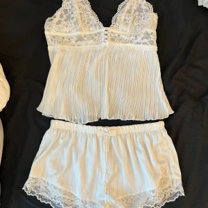 Pyjamas sett - Från new yorker, helt ny och aldrig använd, storlek S i tröjan och M i shortsen men dem sitter som S!