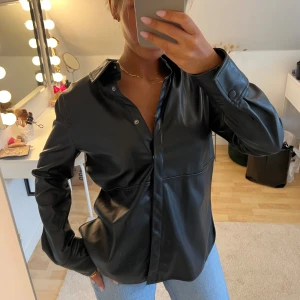 Skinnjacka - Supersnygg jacka/skjorta i skinn med knappar. Aldrig använd. Storlek 36. Är 167 cm lång och vanlig S-M.