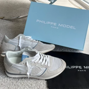 Philippe Model sneakers - Säljer dessa as coola sneakers från Philippe Model i storlek 41! De är sparsamt använda och skicket är 9/10!  Låda och dustbag medföljer! Skorna är köpta på United Fashion och nypris är 3900kr:)
