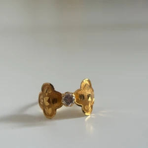 21 Karat Guld ring - Jätte fin och unik guld ring, 21 Karat. Används inte mer. Papper med äkthets bevis kommer med ringen om efterfrågat. Stämpel på ringen visas på bilderna ovan dessutom:)  Storlek 11