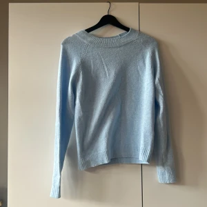 Ljusblå stickad tröja  - Säljer en ljusblå stickad tröja från Vero Moda. Säljer pga att färgen inte passar mig, använd en gång. Säljer för 100kr +frakt. Mjuk tröja och sticker inte alls😊