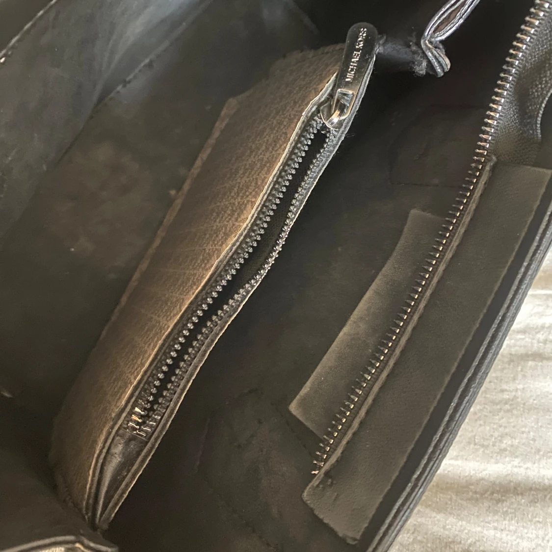 Beige och svart handväska från Michael Kors - 92