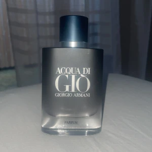 Armani acqua di gio parfum - Den godaste parfymen jag någonsin luktat på. Den mest maskulina doften som finns. Det gör ont att sälja men behöver pengar tyvärr. Skriv om ni undrar nånting flaskan ät 75 ml vanligt så det finns kanske ca 40 ml kvar. 
