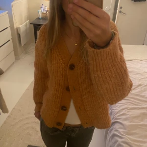 Rödbrun kofta - Fin kofta som är jätte mysig med perfekt höstfärg!💗