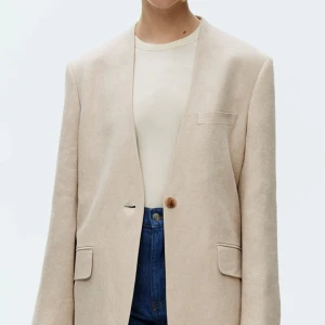 Arket linnekavaj, storlek 34 - Linnekavaj från Arket i storlek 34 säljes. Endast använd 1 gång, i nyskick. Nypris 1790 kr. Något oversize i passform.