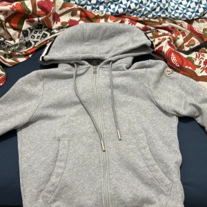 moncler zip hoodie - tja säljer en moncler maglia cardigan är nästan helt ny 10/10 skick och användt 1- 2gånger äkta och prisen går att diskuteras💯