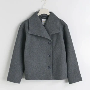 Gina Young kappa  - Säljer nu denna väldigt fina kappan i mycket bra skick från ginas barnavdelning och är super snygg nu till hösten 💓💓🙌🙌🤩🍂🍁