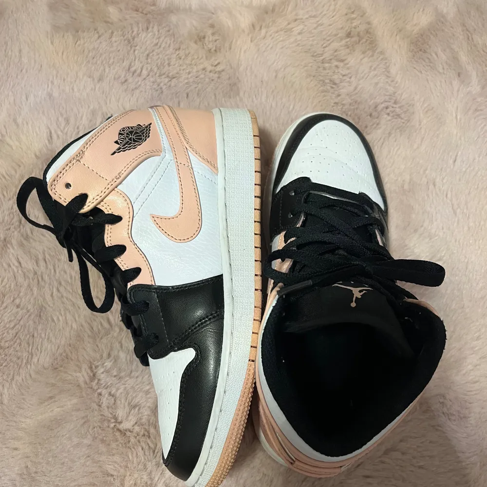 Jordan 1s i färgen Crimson tint, på sista bilden ser man att de är liiiite creasade annars är de i princip i nyskick. Finns även qr kod på tredje bilden där man kan verifiera att de är äkta. Kengät.