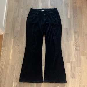 Svarta byxor från Odd Molly - Säljer ett par svarta mjukisbyxor från Odd Molly. De är gjorda i ett mjukt material och har en skön loose fit. Byxorna har en hög midja med snörning och vida ben, vilket ger en avslappnad och stilren look. 