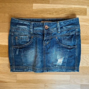 Minikjol jeans - Supersnygg jeanskjol köpt secondhand men den var tyvärr för liten. Midjemåttet är 37cm och längden 27cm
