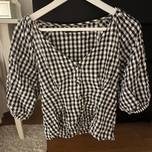 Rutig topp - Från bikbok, strl S. Jättebra skick!