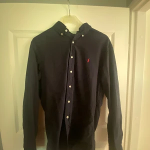 Ralph Lauren skjorta - Ralph Lauren skjorta. Storlek M.  Mycket bra skick.  Fraktar senast dagen efter köp. Tveka inte på fråga om du funderar på något // Old money closet 🇮🇹