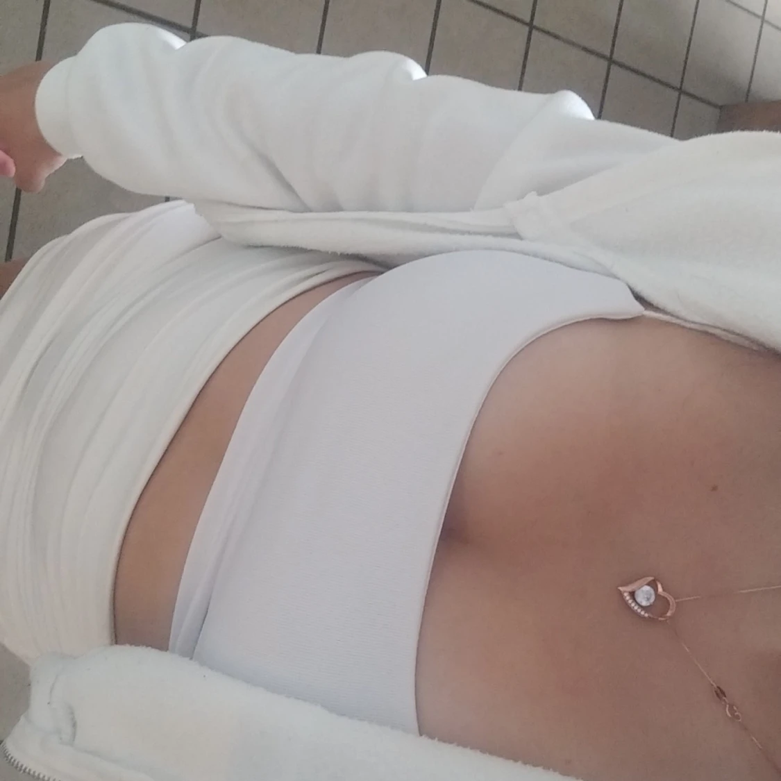 Vit topp med vit kort kjol