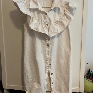 Vit volangklänning - Söt jeansklänning med volang!!❤️