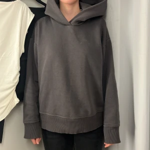 Hoodie - Säljer denna hoodie från Zara. Använd ett fåtal gånger och har ett litet hål på grund av larmet från butiken:)