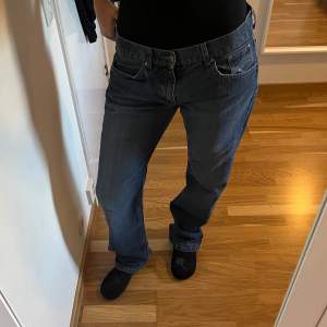 Mörkblå jeans från BJ i storlek 34/36. Knappt använt!