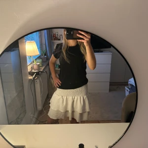 Vit kortkjol - Fin vit kortkjol som inte används längre. Tyvärr kommer jag inte ihåg vart jag köpte den ifrån. Priset kan diskuteras och vid frågor så är det bara att kontakta mig☺️