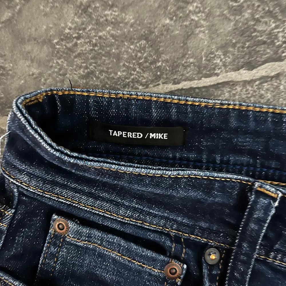 Säljer dessa snygga mörkblåa jeans från jack&jones. Storleken är W28 L32. Nypris 899kr. Dem är aldrig använda så dom är i jättebra skick.. Jeans & Byxor.