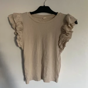 Beige blus - Har använt 2 gånger. Bra skick