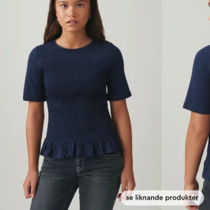 Smockad mörkblå top - Jag säljer min jätte snygga smockade top dom är slutsåld i nästan alla stlk från gina! Säljer pga att den inte används pågrund av att den är lite stor, använd ändast dn gång och har inga defekter❤️skriv för egna bilder❤️