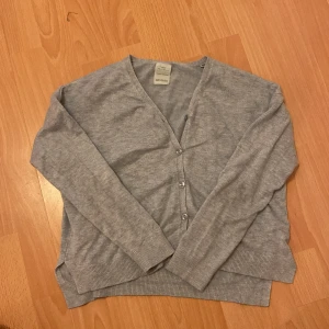 Zara kofta - Köpt här på klick. Säljer eftersom den är lite kort passformen. Fint skick annars och inte använd mycket av mig. Skulle säga att den är i storlek Xs.
