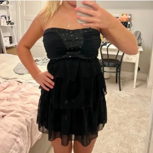 Fest klänning  - Säljer denna as snygga klänning! Säljs för att de finns för många kläder! Kan sänka pris vid snabb affär💕