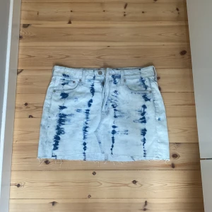 Jeanskjol  - En fin jeanskjol stolek S använd 1 gång  Men olika färger 