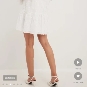 Vit klänning  - Säljer vit klänningen🤍då det ej kommer till användning. Nypris 799kr. Säljer för 400kr💌🌺