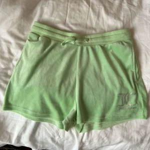 Lime gröna Juicy couture shorts - S-M  Men passar även store storlekar och mindre.🤗 Har aldrig varit använda.