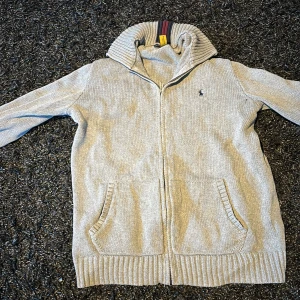 Grå Ralph lauren zip hoddie - Säljer den här tvär feta gråa  Ralph lauren zip hoddien i storlek 170 cm som är perfekt nu till hösten/våren. Nypris 1600 mitt pris 650 .skick 9,9/10 inga skador eller defekter på tröjan pris kan diskuteras hör av dig vid minsta fundering