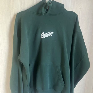 Mörk grön hoodie  - Köpt på Pull&Bear, Storlek M men sitter oversize så man kan säga L