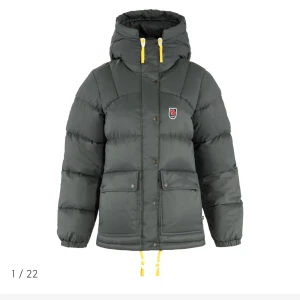 Fjällräven jacka - Jag säljer min super fina fjällräven jacka, har använt den i en vintersäsong men den är i super fint skick💕 skickar bilder privat!  Säljer då den är tajt för mig vid axlarna.  Den har ett pytte litet hål, men inget som syns tydligt 🩷